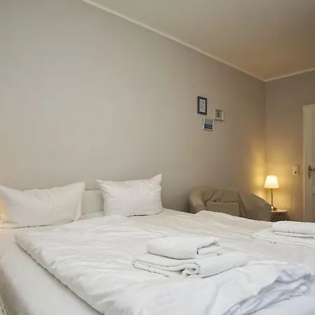 Nah Am Meer, Ruhige Lage, Gratis Nutzung Vom Ahoi Erlebnisbad Und Sauna In Sellin - Haus Buednerstube 2 Appartamento