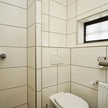 Nah Am Meer, Ruhige Lage, Gratis Nutzung Vom Ahoi Erlebnisbad Und Sauna In Sellin - Haus Buednerstube 2 Middelhagen