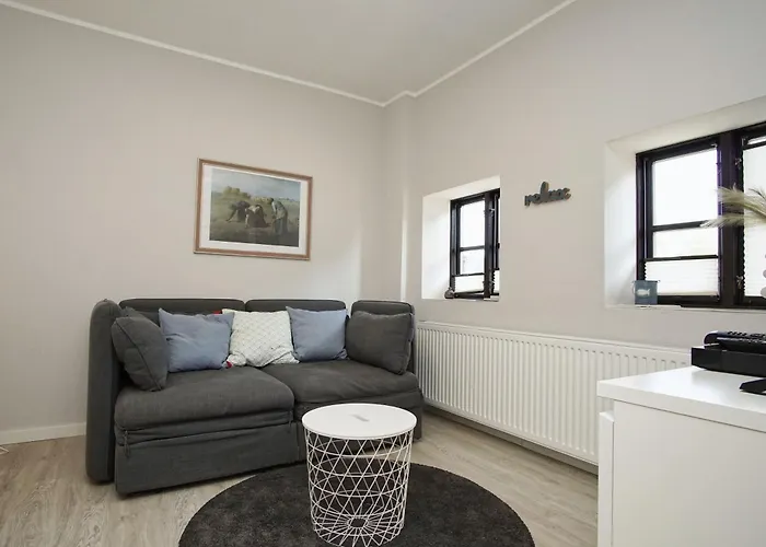 Nah Am Meer, Ruhige Lage, Gratis Nutzung Vom Ahoi Erlebnisbad Und Sauna In Sellin - Haus Buednerstube 2 *