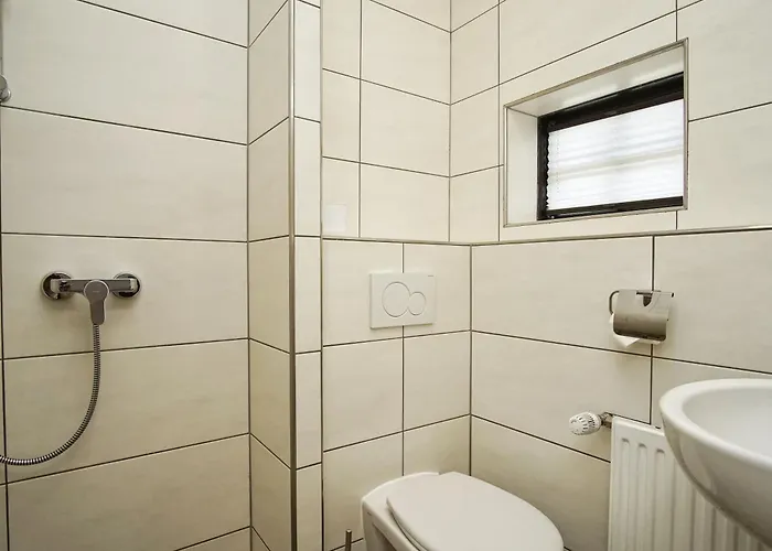 Nah Am Meer, Ruhige Lage, Gratis Nutzung Vom Ahoi Erlebnisbad Und Sauna In Sellin - Haus Buednerstube 2 Middelhagen